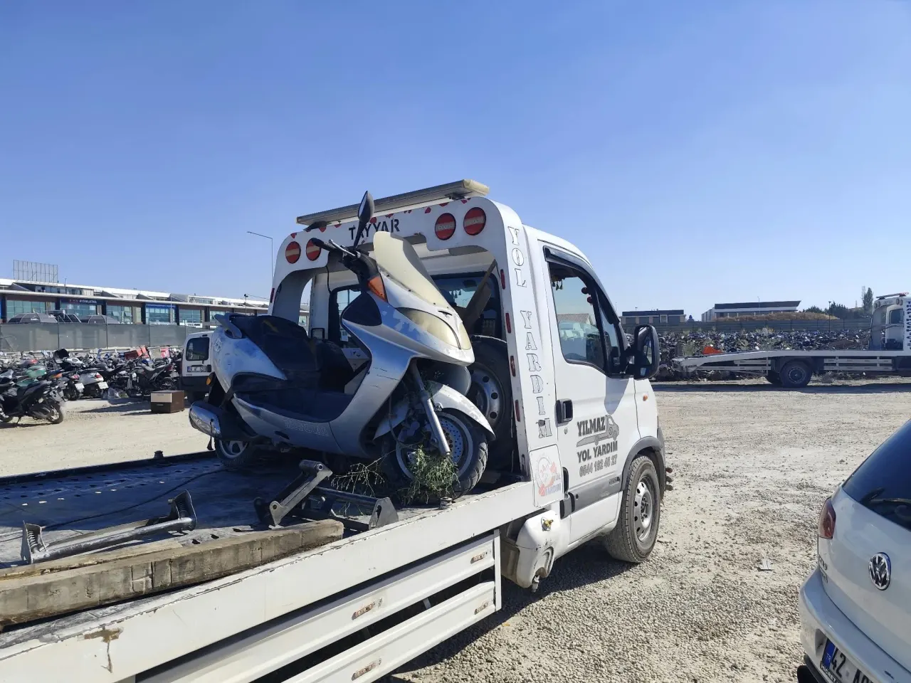 Arızalı araç taşıma hizmeti alan motosiklet