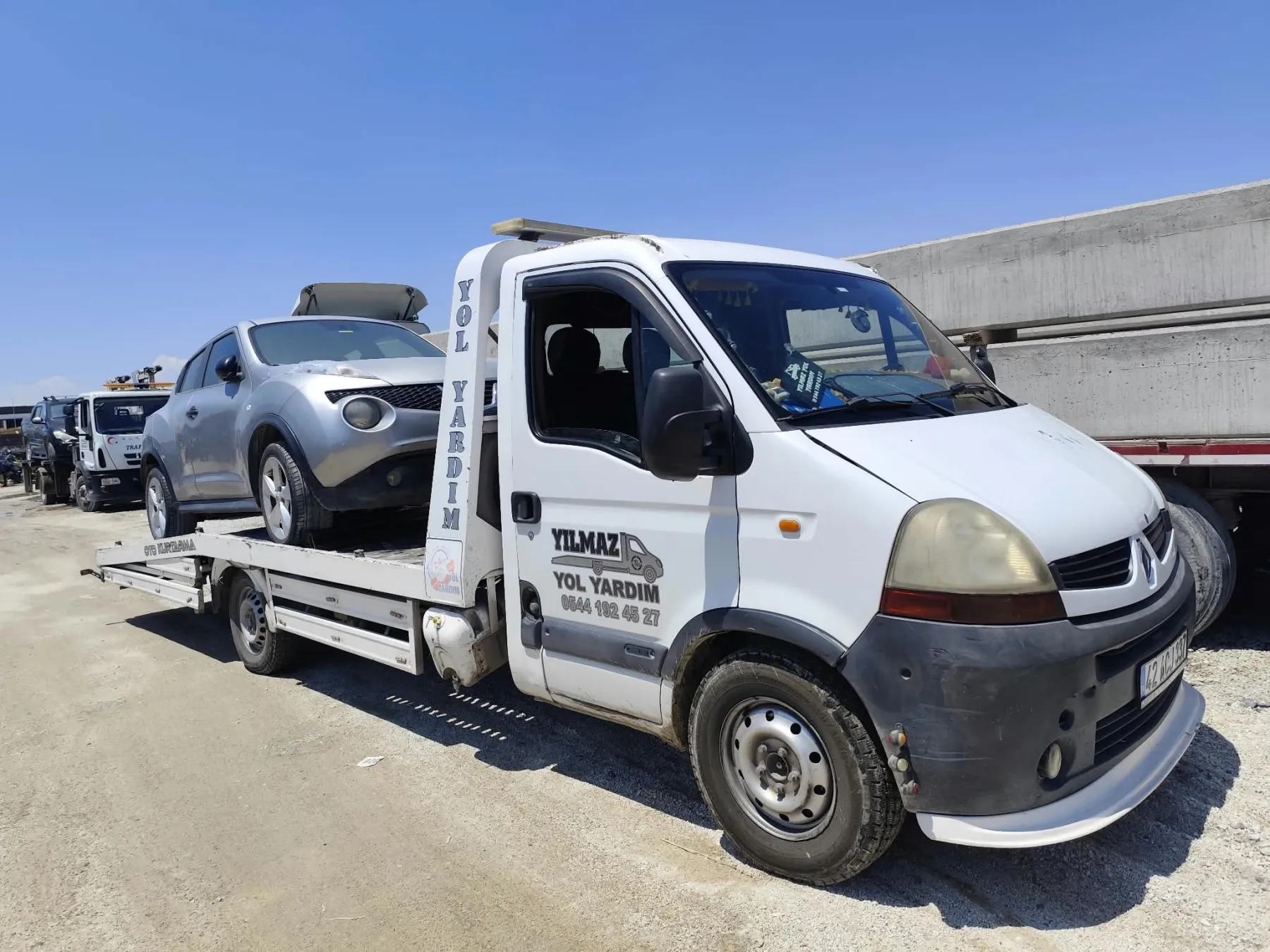 Yılmaz Yol Yardım çekicisi bir aracı taşırken